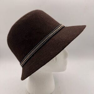 Brown Cloche Style Hat with Decorative Band – 59 cm